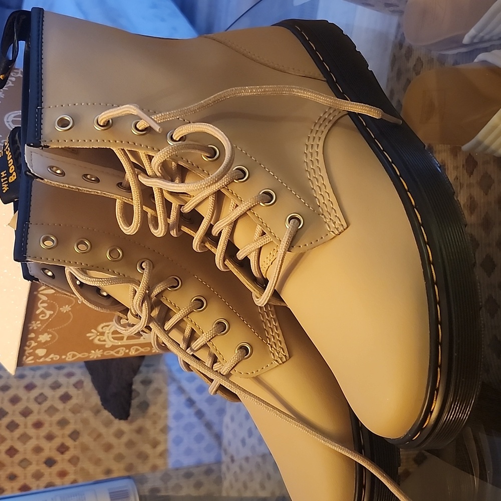 Womens Doc Martens USL 10